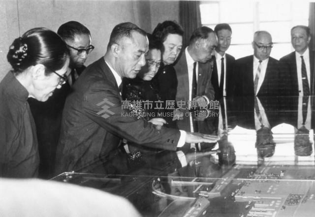 監察委員交通組參觀高雄港開發計劃工程模型藏品圖，第1張