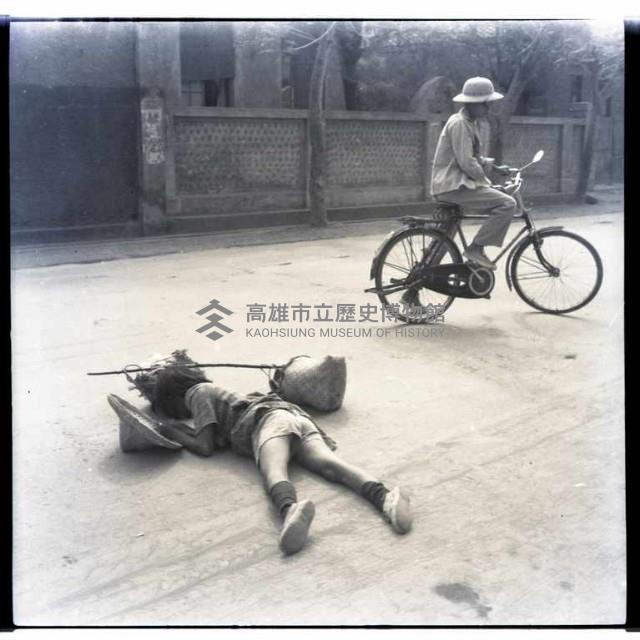 高雄市街景：倒地的兒童藏品圖，第1張