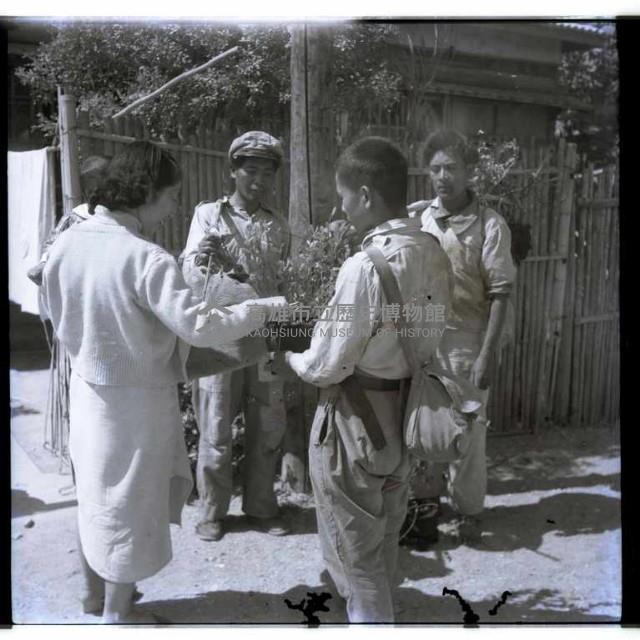 學生賣花藏品圖，第1張