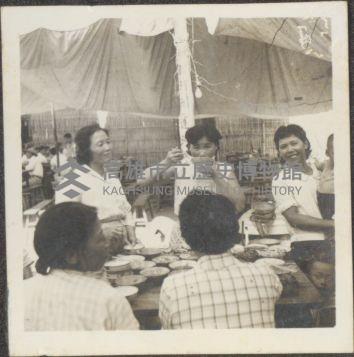 早年嫁娶婚宴辦桌合影藏品圖，第1張