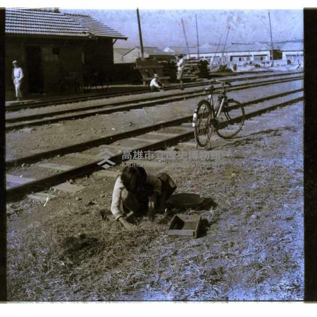 鐵道旁撿米的小孩藏品圖，第1張