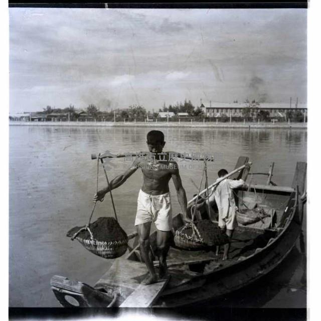 高雄市運沙經愛河（運沙船挑夫）藏品圖，第1張