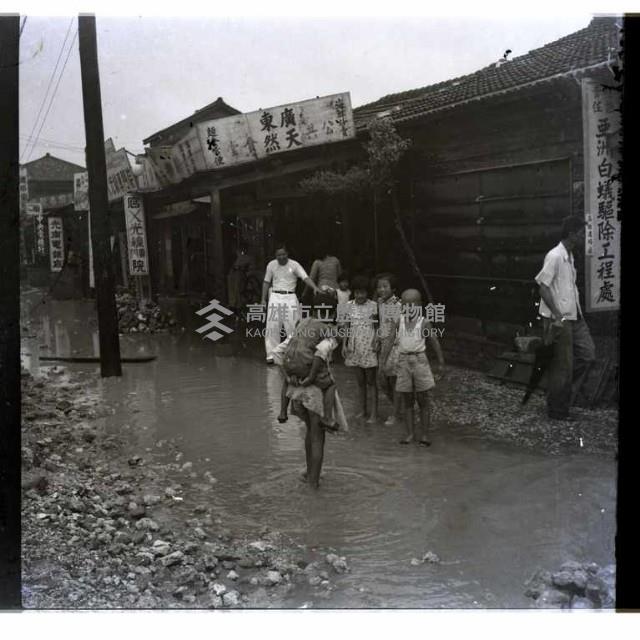 小孩揹小孩藏品圖，第1張