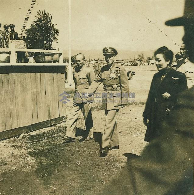 蔣介石主席暨夫人蒞臺參加光復一週年紀念大會照片-2藏品圖，第1張