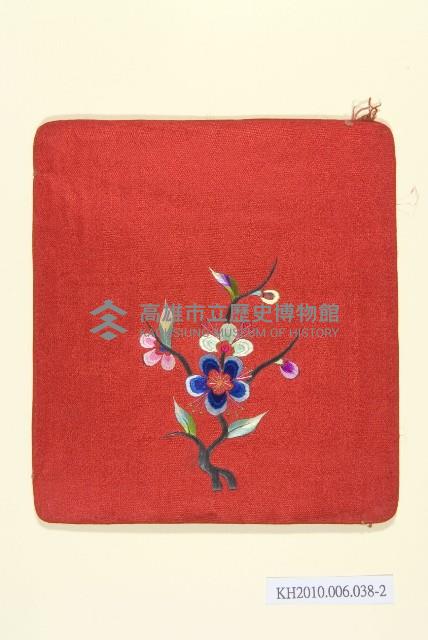 紅緞地四季平安彩繡枕頂藏品圖，第3張