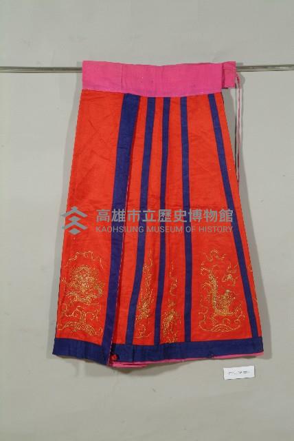 -1紅綢地盤金繡新娘蟒衣、-2紅綢地龍鳳紋盤金繡馬面裙藏品圖，第3張