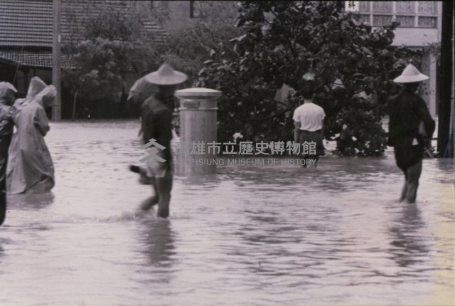 1962年7月23日凱蒂颱風襲高雄中正路打通前舊郵總局前-2藏品圖，第2張