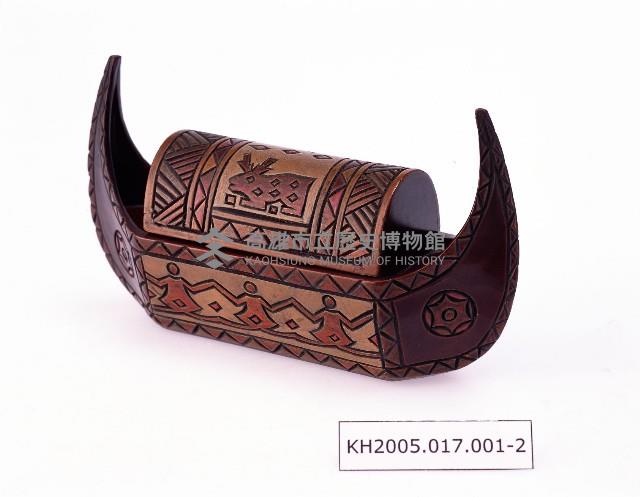 木雕彩繪原住民圖紋煙具組（四方形托盤、船型煙盒、圓型煙灰缸、半圓型火柴架）藏品圖，第2張