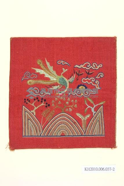 紅緞地鳳雀彩繡枕頂藏品圖，第3張