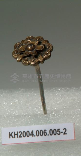 -1：銀錢幣釵、-2及-4：銀鎏金花卉紋簪、 -3：銀花葉紋簪 -5：銀鑲塑料蓮蓬紋簪藏品圖，第2張