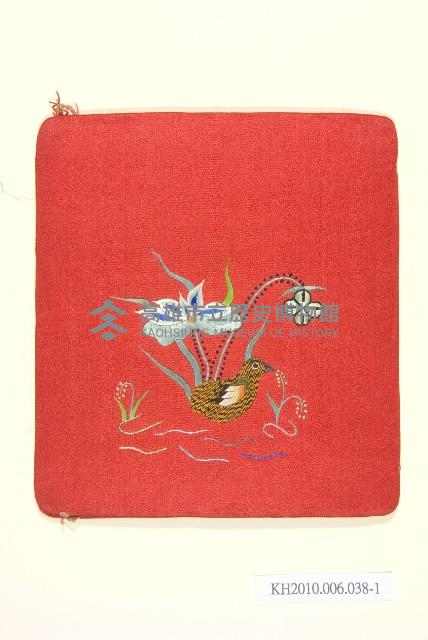 紅緞地四季平安彩繡枕頂藏品圖，第2張