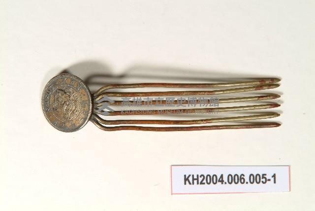 -1：銀錢幣釵、-2及-4：銀鎏金花卉紋簪、 -3：銀花葉紋簪 -5：銀鑲塑料蓮蓬紋簪藏品圖，第1張