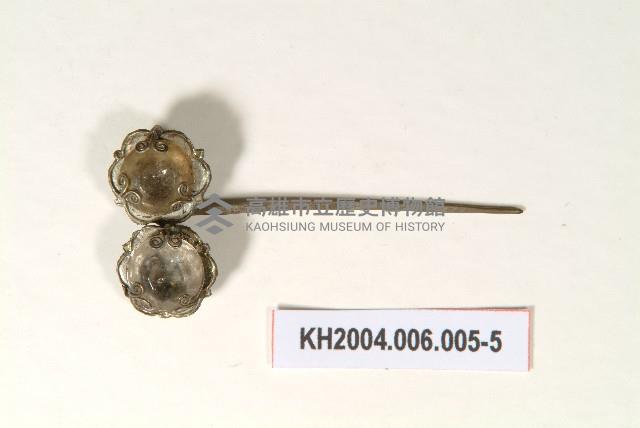 -1：銀錢幣釵、-2及-4：銀鎏金花卉紋簪、 -3：銀花葉紋簪 -5：銀鑲塑料蓮蓬紋簪藏品圖，第5張