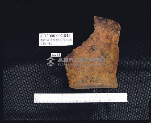 A047：花葉紋豆青瓷杯、A051：白瓷碗底足、A059：白瓷碗底足、A115：鶴紋印花青花碗圈足、A158：「高雄市役所」款瓷杯、A159：「高雄市役所」款瓷杯、A160：「高雄市役所」款瓷杯、A161：高雄市徽蝠紋青花瓷杯蓋、A162：高雄市徽蝠紋青花瓷杯蓋、A164：福壽款青花印花碗、A166：纏枝喜字紋青花碗藏品圖，第6張