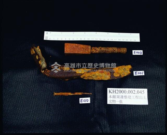 A047：花葉紋豆青瓷杯、A051：白瓷碗底足、A059：白瓷碗底足、A115：鶴紋印花青花碗圈足、A158：「高雄市役所」款瓷杯、A159：「高雄市役所」款瓷杯、A160：「高雄市役所」款瓷杯、A161：高雄市徽蝠紋青花瓷杯蓋、A162：高雄市徽蝠紋青花瓷杯蓋、A164：福壽款青花印花碗、A166：纏枝喜字紋青花碗藏品圖，第8張