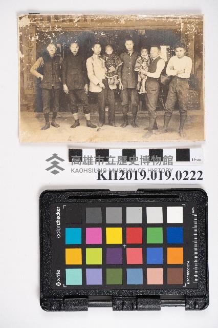 眾人於六龜里支廳酒保前合影藏品圖，第1張