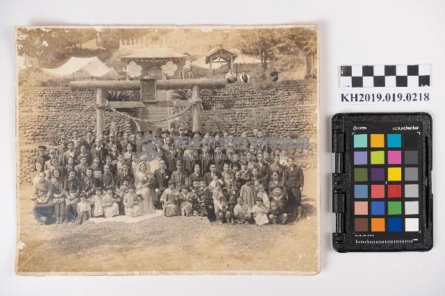 洪能發婚禮合影於六龜添滿宮前藏品圖，第1張