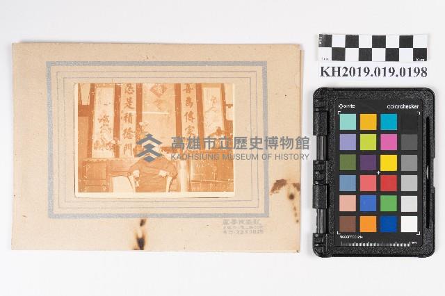 周蘭女士於家中留影藏品圖，第1張