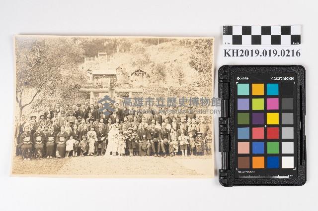 洪新發與謝慧娥於六龜天滿宮前拍攝婚禮合影藏品圖，第1張