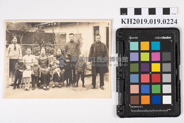 周蘭與其家人於家中中庭合影藏品圖，第1張