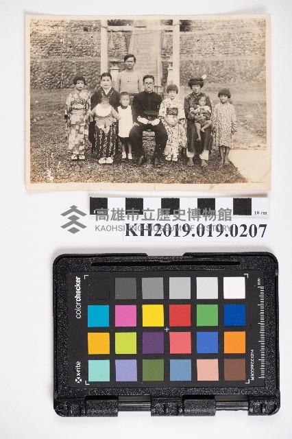 安川一家於臺灣高雄州旗山郡六龜庄天滿宮前合影藏品圖，第1張