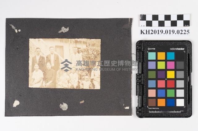 周蘭與其家人於家中中庭合影藏品圖，第1張