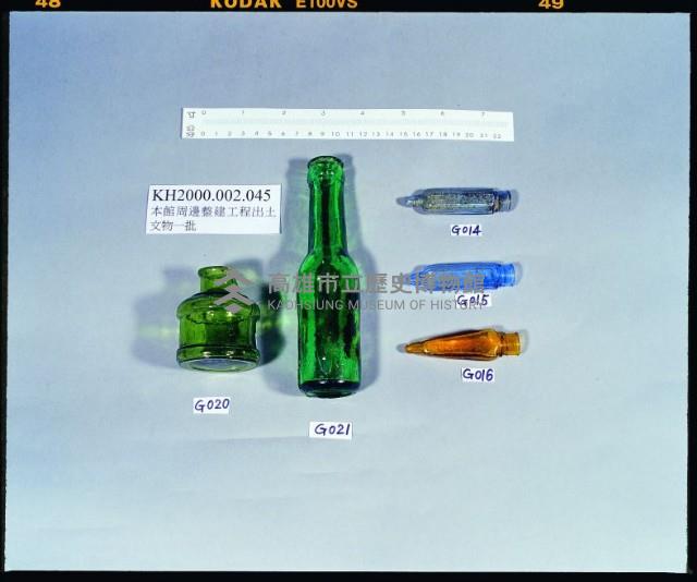 A047：花葉紋豆青瓷杯、A051：白瓷碗底足、A059：白瓷碗底足、A115：鶴紋印花青花碗圈足、A158：「高雄市役所」款瓷杯、A159：「高雄市役所」款瓷杯、A160：「高雄市役所」款瓷杯、A161：高雄市徽蝠紋青花瓷杯蓋、A162：高雄市徽蝠紋青花瓷杯蓋、A164：福壽款青花印花碗、A166：纏枝喜字紋青花碗藏品圖，第10張