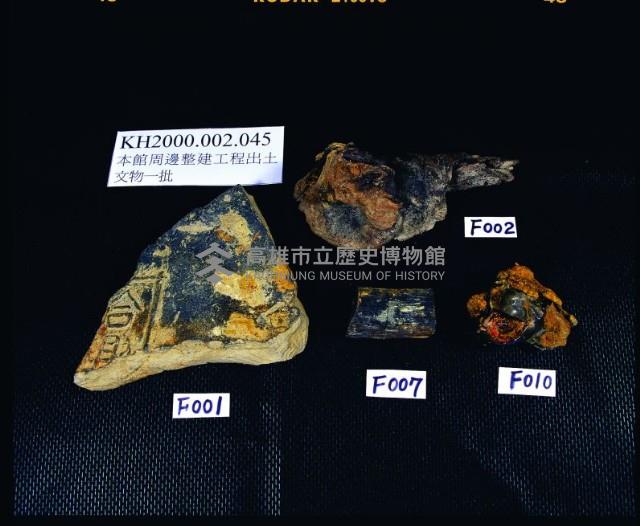 A047：花葉紋豆青瓷杯、A051：白瓷碗底足、A059：白瓷碗底足、A115：鶴紋印花青花碗圈足、A158：「高雄市役所」款瓷杯、A159：「高雄市役所」款瓷杯、A160：「高雄市役所」款瓷杯、A161：高雄市徽蝠紋青花瓷杯蓋、A162：高雄市徽蝠紋青花瓷杯蓋、A164：福壽款青花印花碗、A166：纏枝喜字紋青花碗藏品圖，第9張