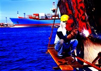 2015年勞動影像暨說故事徵集比賽《碼頭船旁電焊工人》蔡致模攝藏品圖，第1張