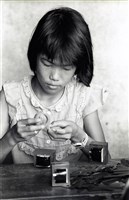 《汗水直直落 勞工影像故事輯》巧手展功夫「客廳即工廠 代工紓解農村經濟」照片藏品圖，第1張