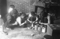 《汗水直直落 勞工影像故事輯》巧手展功夫「客廳即工廠 代工紓解農村經濟」照片藏品圖，第2張