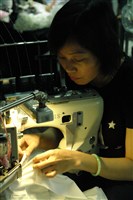 《汗水直直落 勞工影像故事輯》巧手展功夫「臺灣紡織 傳產業中放光芒」照片藏品圖，第1張