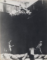 《汗水直直落 勞工影像故事輯》險峰中賺食「勤奮簡樸雙手搬運不畏苦」照片藏品圖，第1張