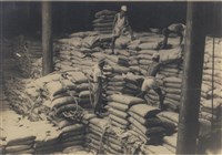 《汗水直直落 勞工影像故事輯》險峰中賺食「勤奮簡樸雙手搬運不畏苦」照片藏品圖，第2張