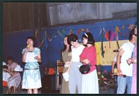 1992年7月抗爭告一段落後嘉隆關廠工人與勞陣工作群在廠區舉辦晚會之相片數位檔藏品圖，第1張