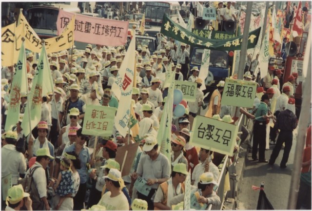 1994年五一國際勞動節高雄大遊行系列負片之第五捲及其相片的圖片