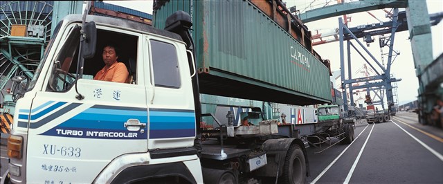 何經泰參展作品「貨櫃車司機」(數位檔)的圖片