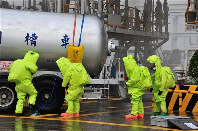 2015年勞動影像暨說故事徵集比賽《勞工冒險搶救化學槽車洩漏》蔡致模攝的圖片