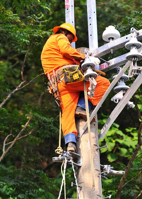 2015年勞動影像暨說故事徵集比賽《電力建設勞工冒險施工》蔡致模攝的圖片