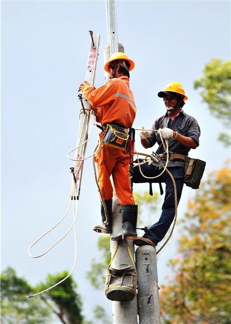 2015年勞動影像暨說故事徵集比賽《電力建設勞工高空作業》蔡致模攝的圖片