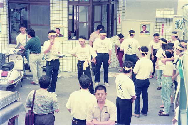 1992年10月勤翔紡織惡性關廠員工圍廠抗議數位相片的圖片