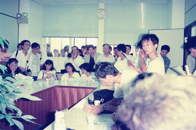 1992年10月勤翔紡織惡性關廠員工圍廠抗議數位相片的圖片
