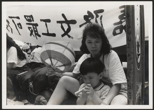7月8~9日嘉隆關廠工人遊行後夜宿總公司騎樓之相片數位檔的圖片