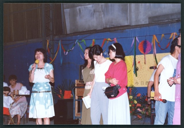 1992年7月抗爭告一段落後嘉隆關廠工人與勞陣工作群在廠區舉辦晚會之相片數位檔的圖片
