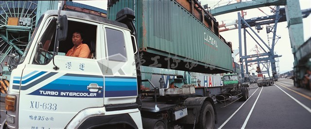 何經泰參展作品「貨櫃車司機」(數位檔)藏品圖，第1張