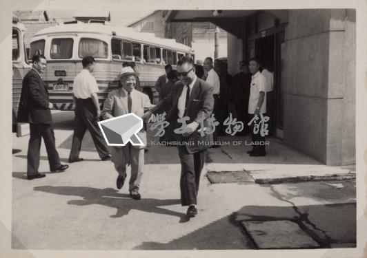 台肥公司《五十五年三月監察委員視察本廠》照片1藏品圖，第3張