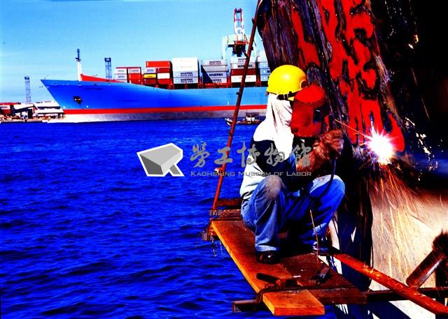 2015年勞動影像暨說故事徵集比賽《碼頭船旁電焊工人》蔡致模攝藏品圖，第1張