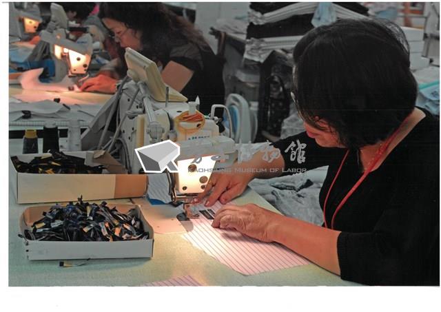勞動影像暨說故事徵集比賽《縫名牌》戴瑞卿攝藏品圖，第1張