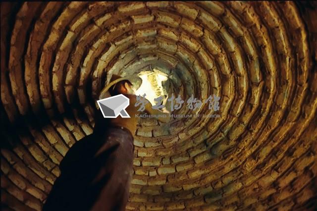 勞動影像暨說故事徵集比賽作品〈碳窯製作〉吳玉麟攝藏品圖，第1張