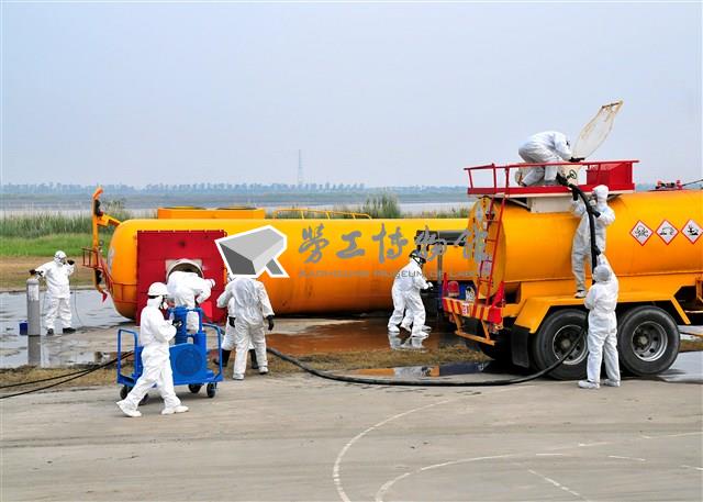 2015年勞動影像暨說故事徵集比賽《勞工冒險搶救化學槽車翻覆作業》蔡致模攝藏品圖，第1張